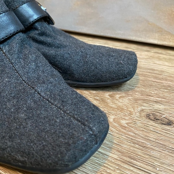 AEROSOLES Y2K Gray Heeled Mules with Decorative Buckle Embellishment siz… - Picture 2 of 8